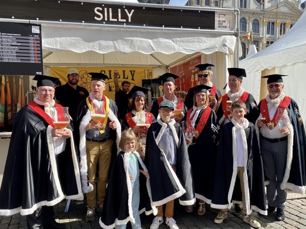 photo de groupe devant un stand silly beer